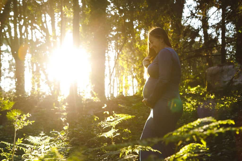 Sessão fotográfica de grávida na floresta