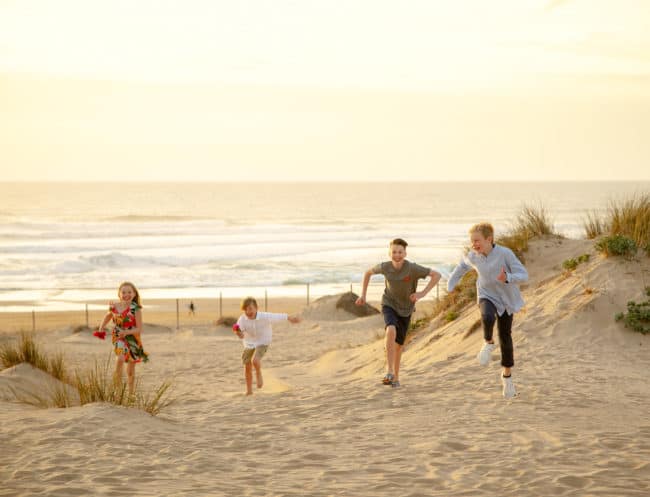 Sessão fotográfica de família divertida na praia do Guincho